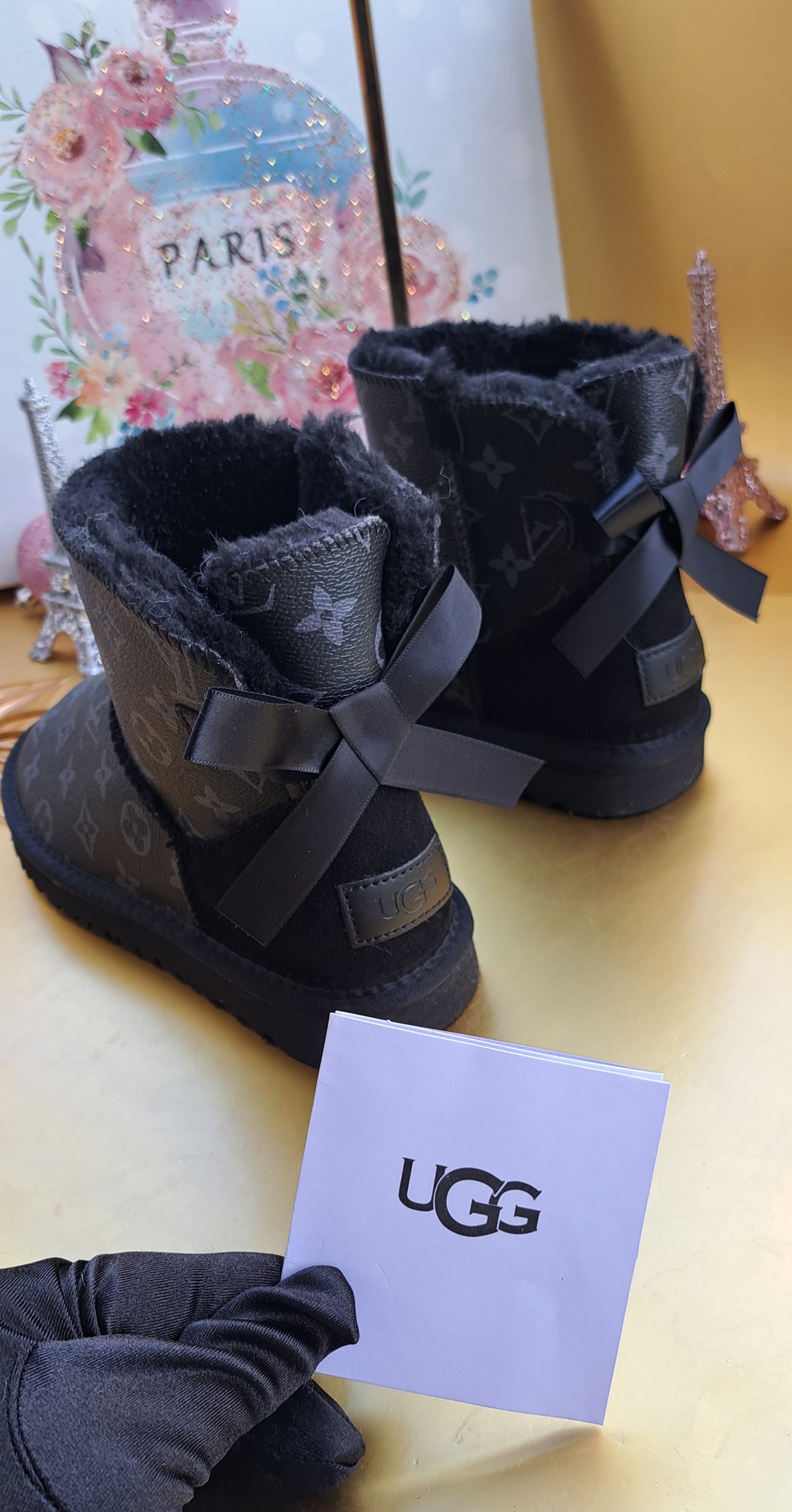 UGG MINI BLACK 1 BOW MONOGRAM