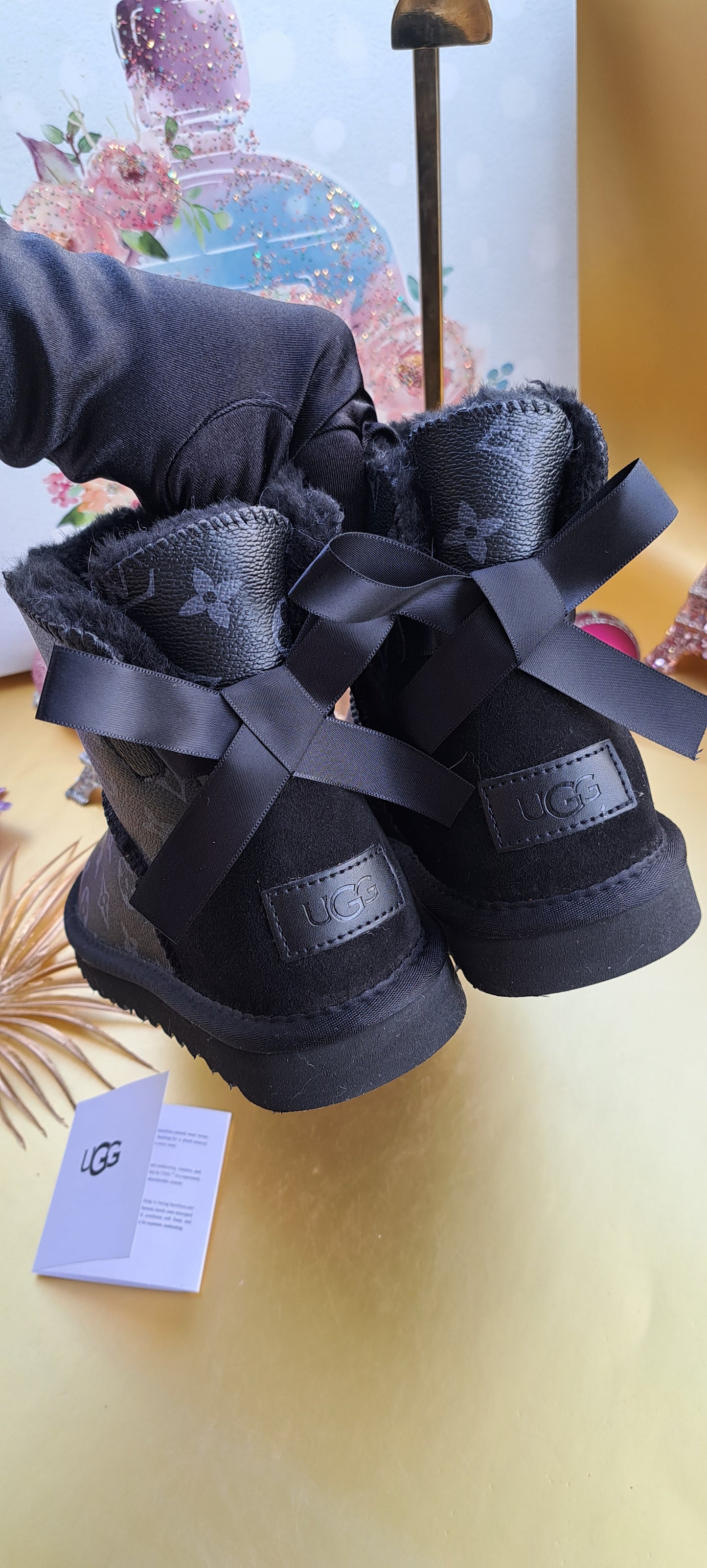 UGG MINI BLACK 1 BOW MONOGRAM