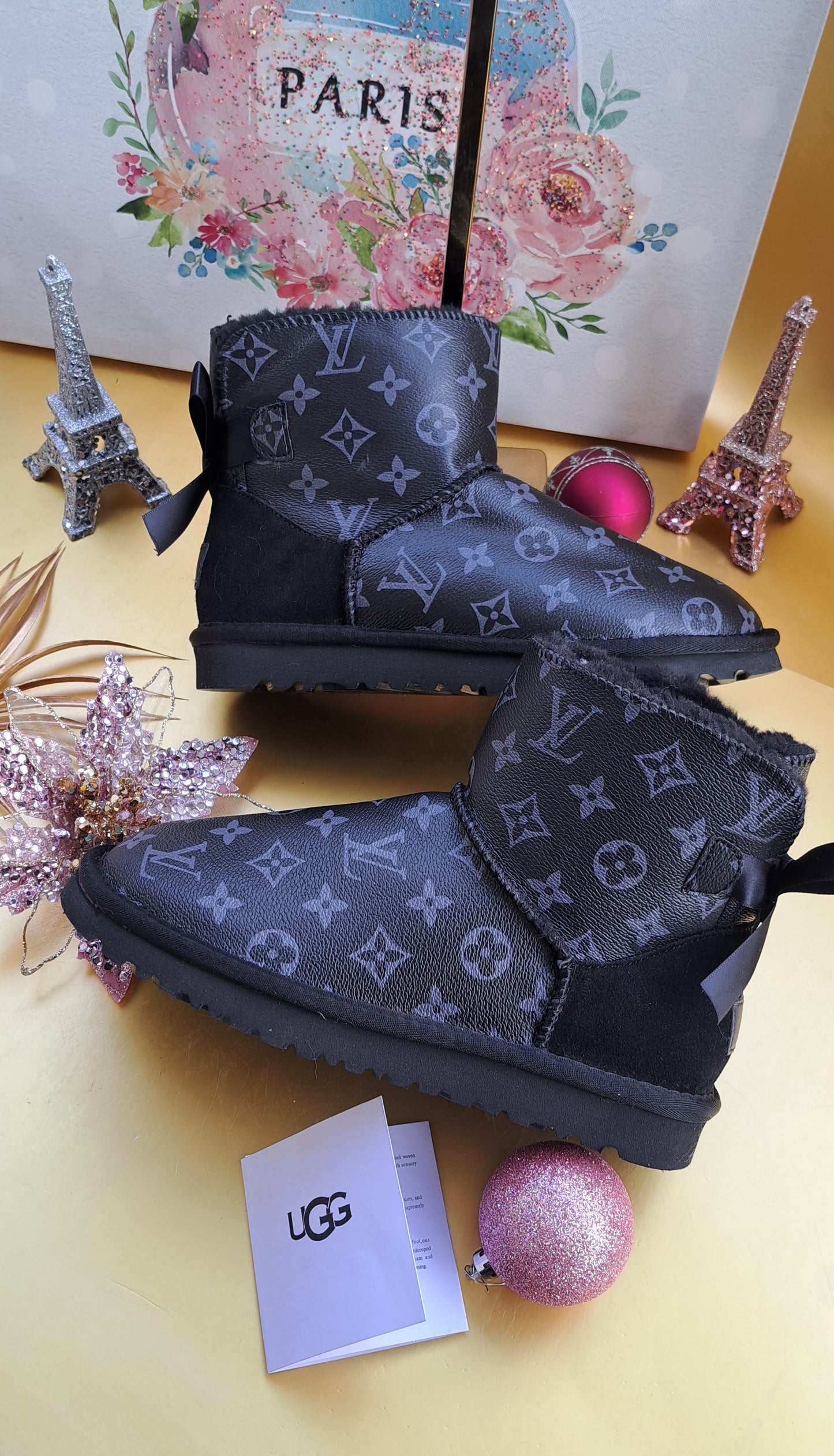 UGG MINI BLACK 1 BOW MONOGRAM