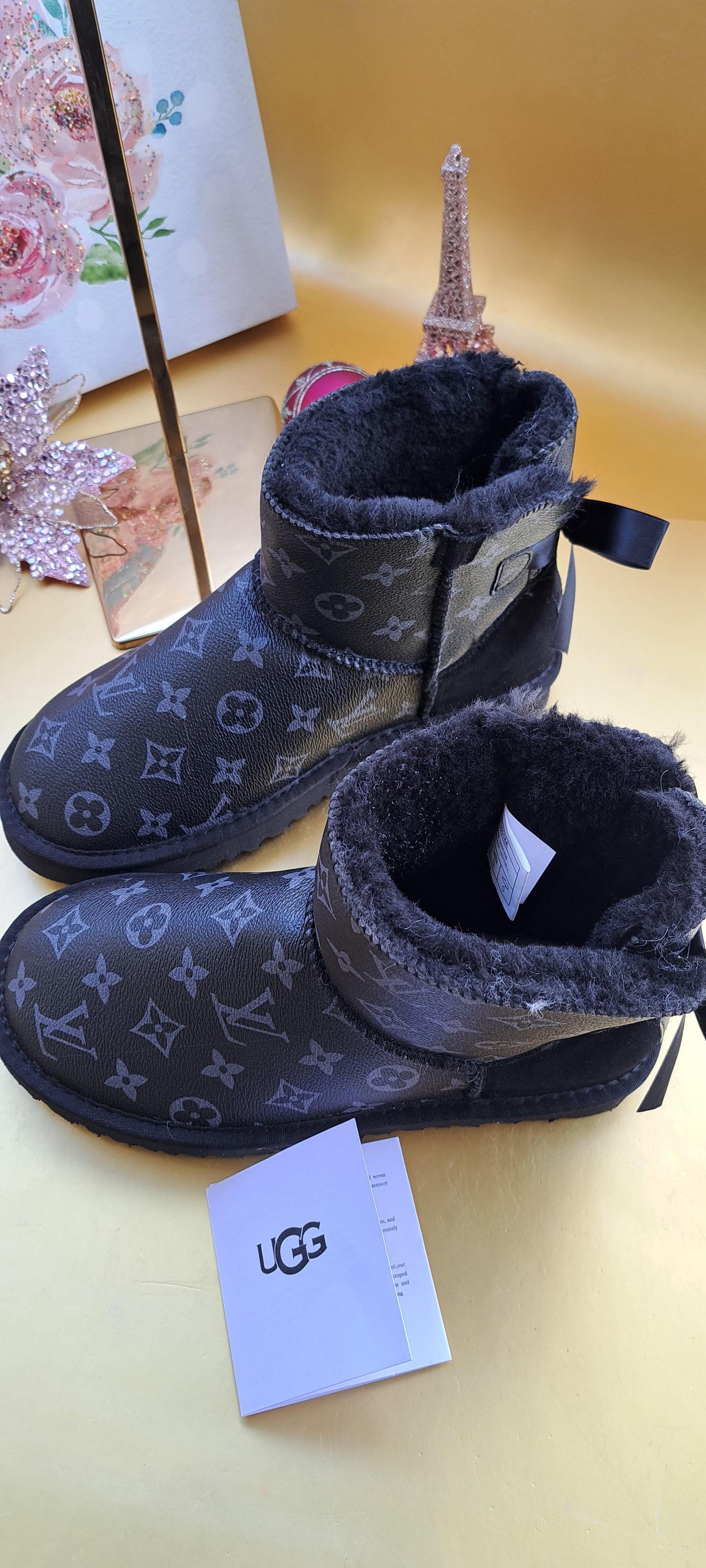 UGG MINI BLACK 1 BOW MONOGRAM