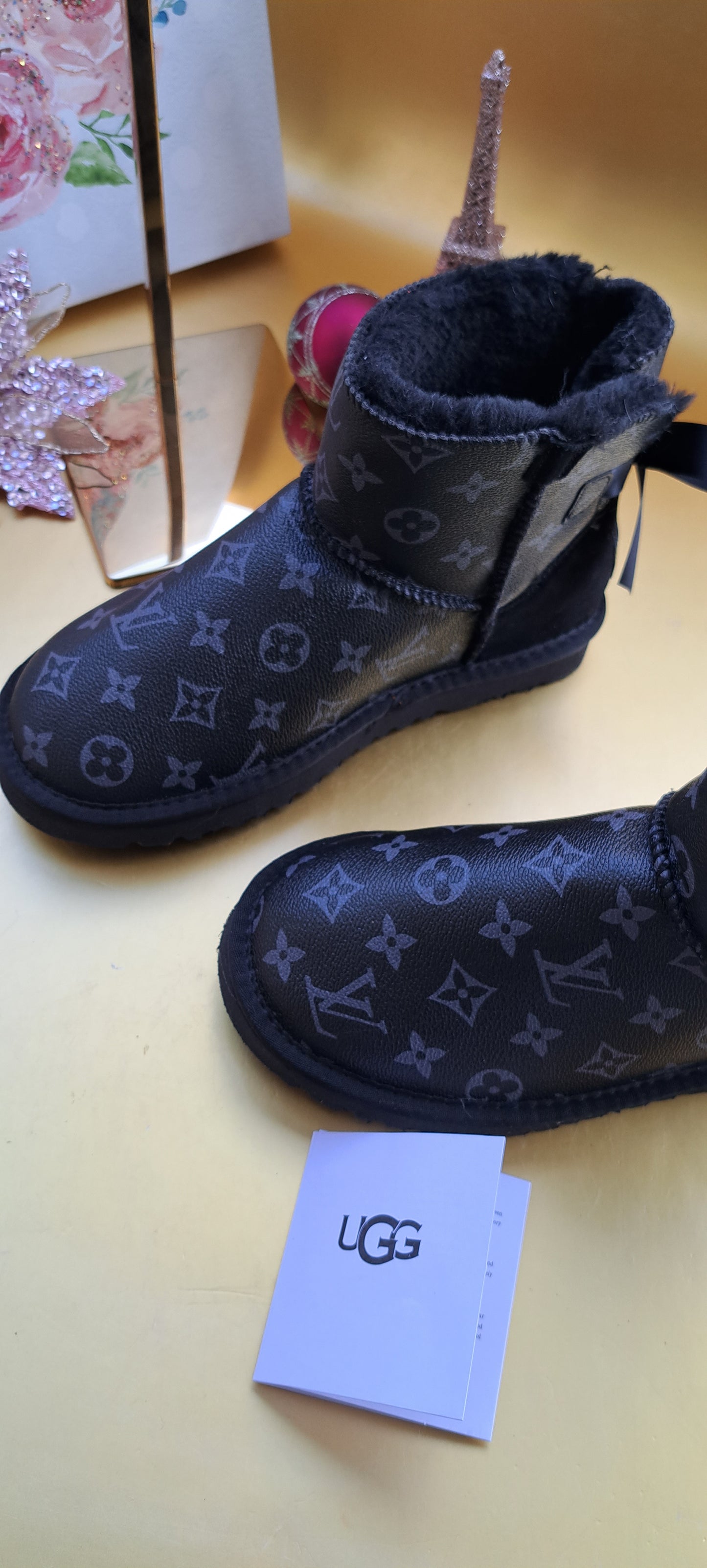 UGG MINI BLACK 1 BOW MONOGRAM