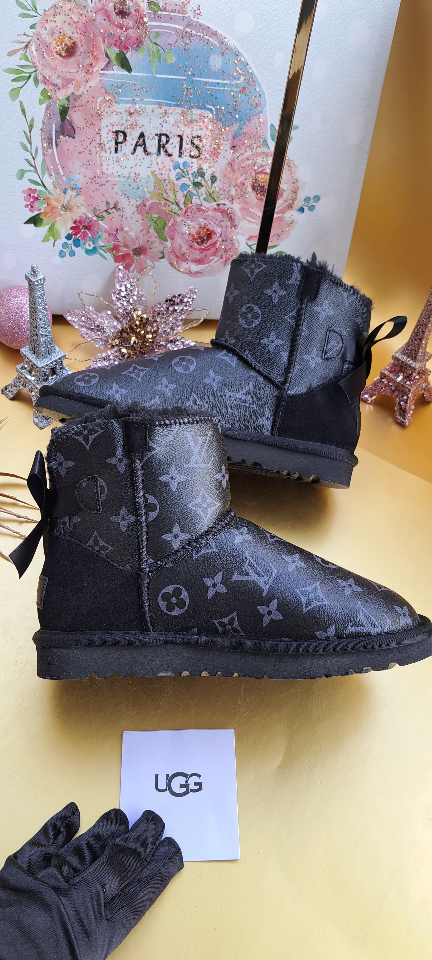 UGG MINI BLACK 1 BOW MONOGRAM