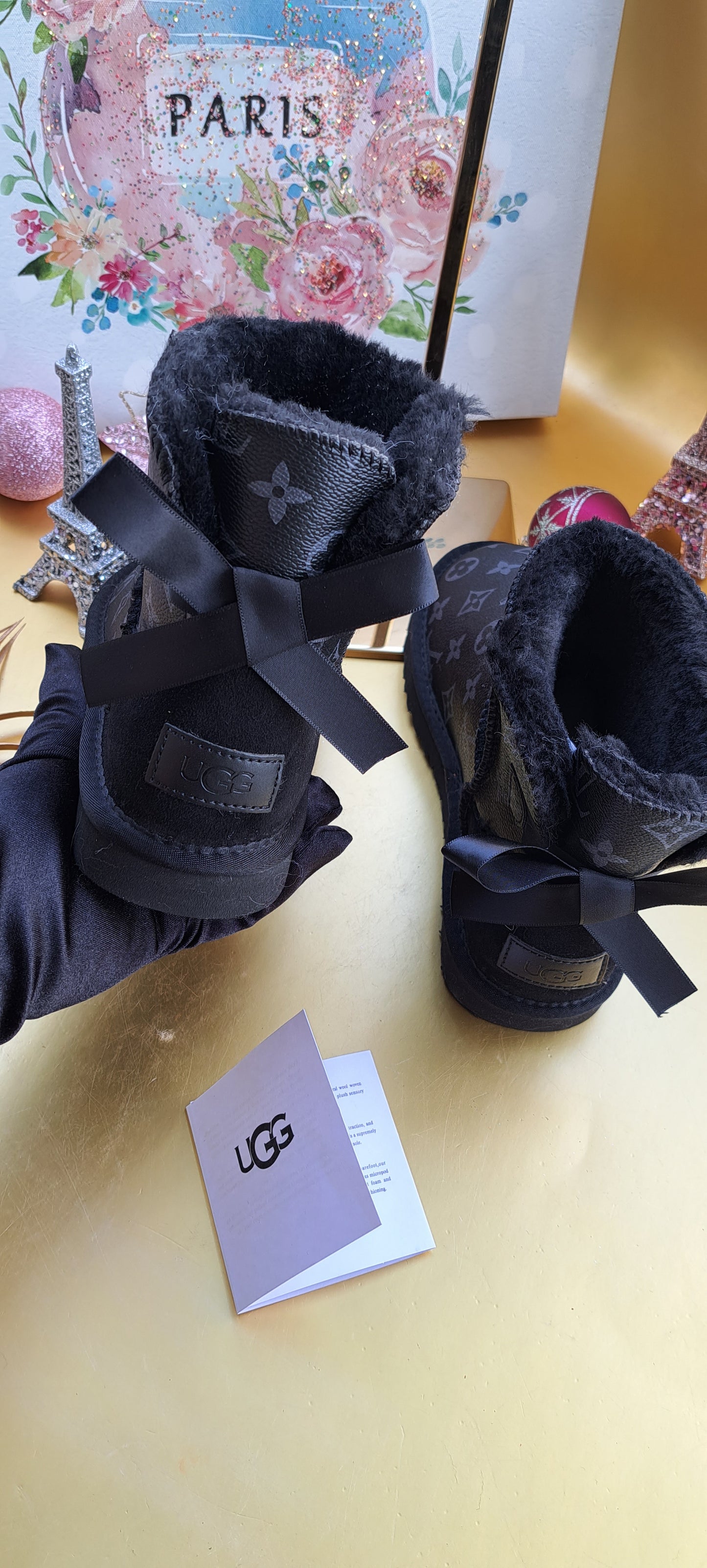 UGG MINI BLACK 1 BOW MONOGRAM