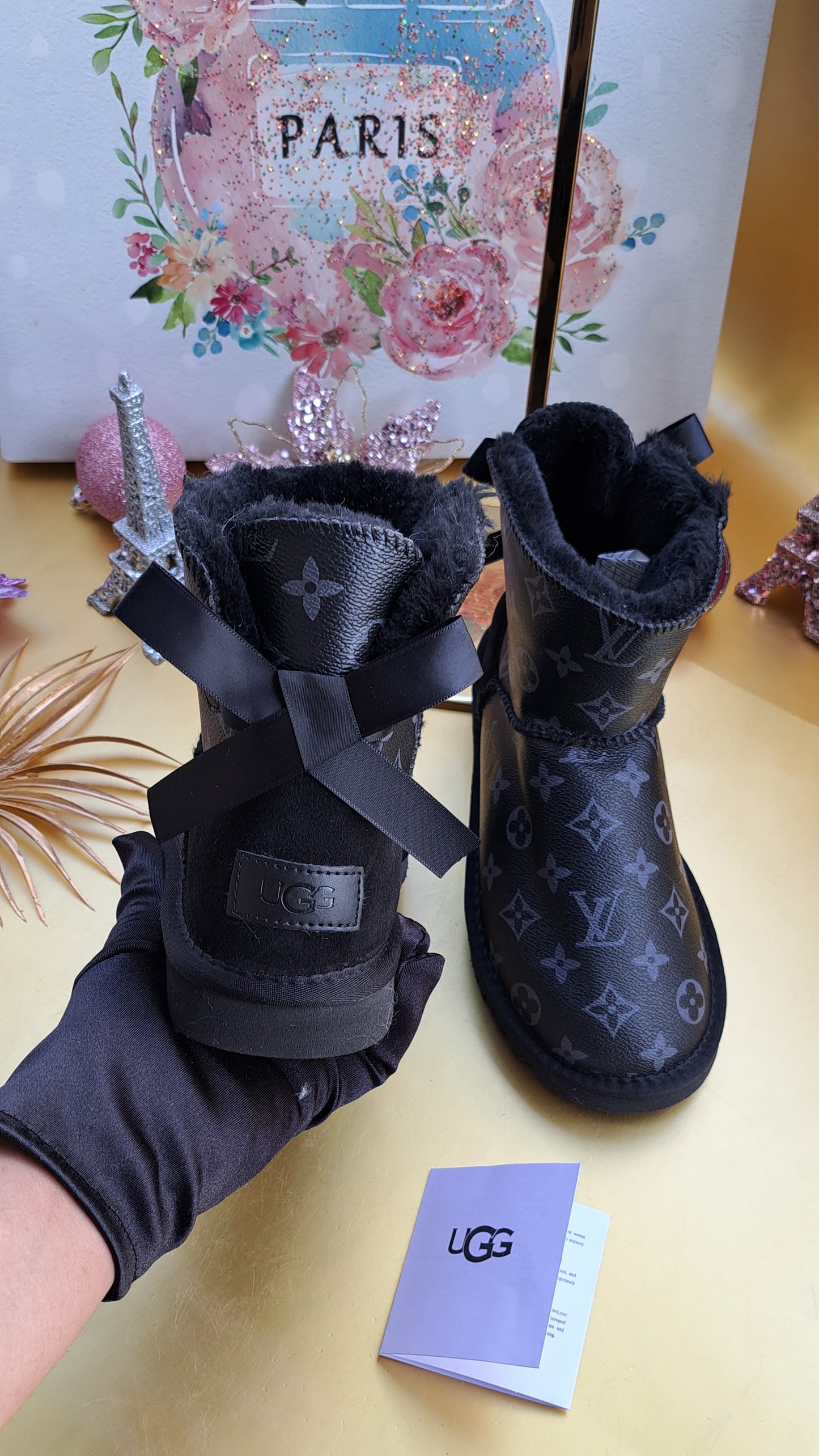 UGG MINI BLACK 1 BOW MONOGRAM